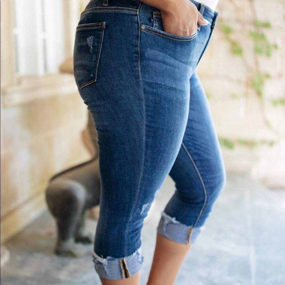 Judy Blue Frayed Hem Distressed Cropped Medium Wash Capris Whisker Jeans Denim - Picture 9 of 10